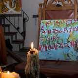 Su una sedia del locale notiamo poggiato un cartellone che riassume la sua filosofia: c'� scritto "Rispetto e autogestione � gi� rivoluzione"